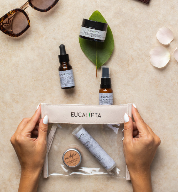 תיק רחצה, סרום ויטמין סי 15 מ"ל ושמן אתרי לבחירה